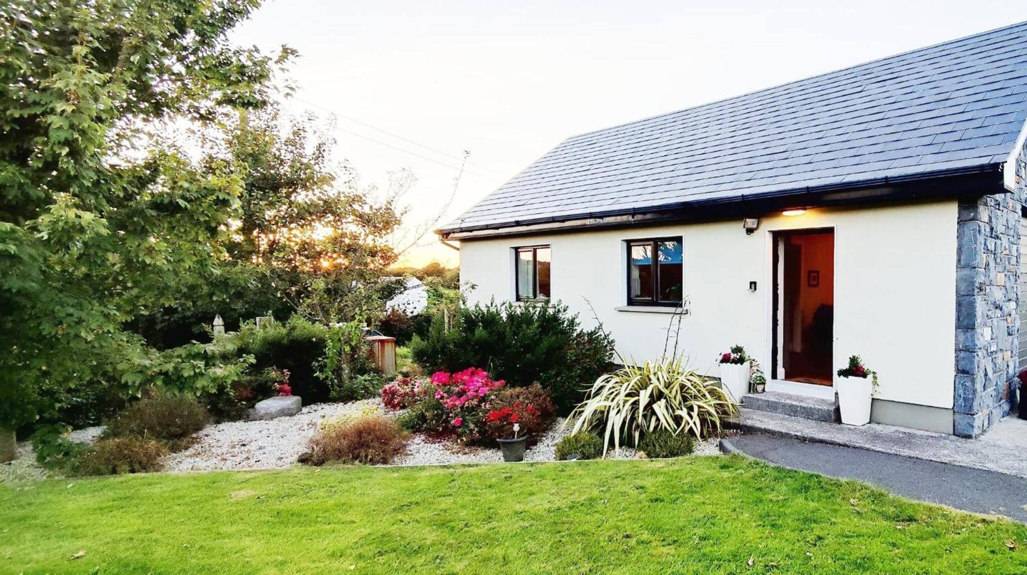 Butterfly Guesthouse - Entire Home Within 5Km Of Galway City Extérieur photo